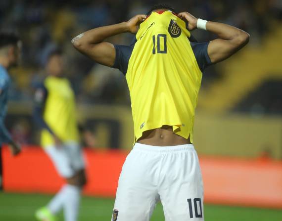 Gonzalo Plata se lamenta durante el compromiso jugado en el estadio Campeón del Siglo.