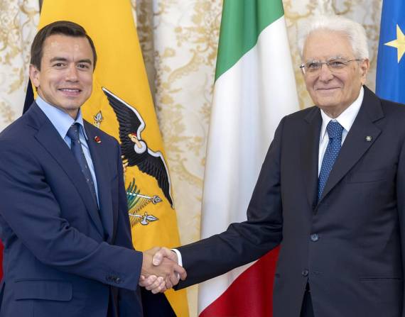 El presidente de Italia, Sergio Matarella (d), recibe a su homólogo Ecuador, Daniel Noboa.