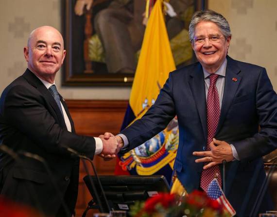 El secretario de Seguridad Nacional de EE.UU., Alejandro Mayorkas (i) con presidente Guillermo Lasso.