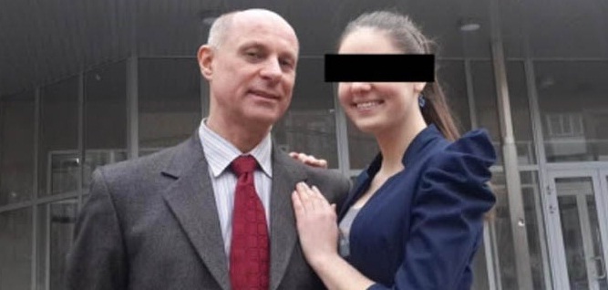 Fotos íntimas de profesor con alumna de 17 años escandalizan Ucrania