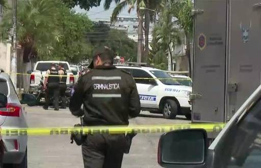 Imagen de agentes de Criminalística en los exteriores de una picanteria de Guayaquil, tras un ataque armado.