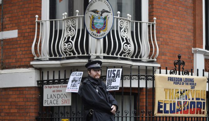 Policía británica detendrá a Assange si sale de embajada