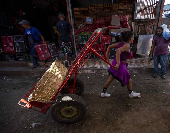 Fotografía de archivo fechada el 8 de marzo de 2022 que muestra a una mujer que trabaja en un mercado de Managua (Nicaragua)