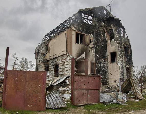 Un edificio en el noroeste de Ucrania que resultó afectado por la guerra.