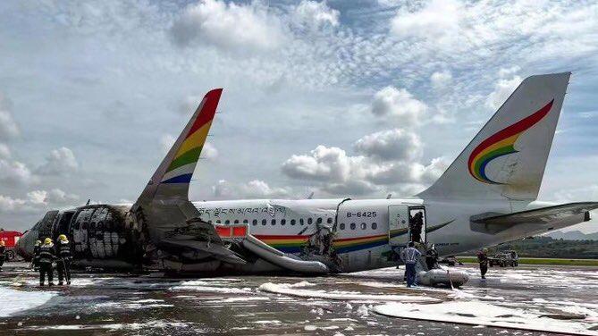 Un avión se incendia al salirse de la pista de despegue en el centro de China