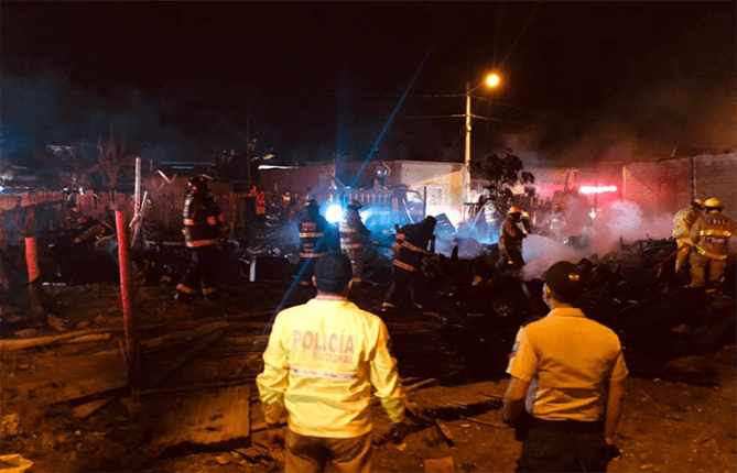 Grave incendio en Salinas deja tres viviendas afectadas