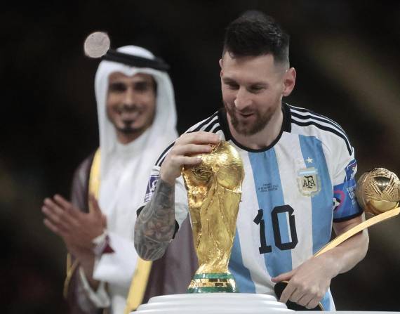 Lionel Messi mira la Copa del Mundo antes de darle un beso y posteriormente levantarla como capitán de Argentina.