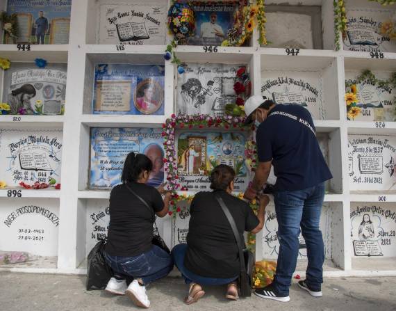 Familiares de los presos asesinados en la mayor masacre carcelaria de Ecuador ocurrida el 28 de septiembre de 2021 visitan sus tumbas en el cementerio Ana María Canals en Guayaquil.