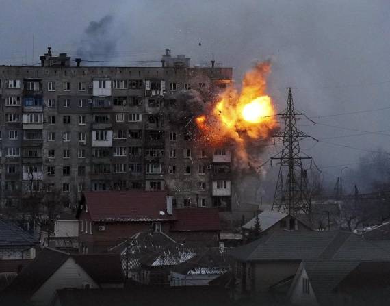 Esta fotografía muestra una explosión en un apartamento luego de un ataque por parte del ejército ruso en Mariúpol, Ucrania.