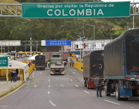 Camiones cruzan la frontera de Ecuador y Colombia tras su reapertura.