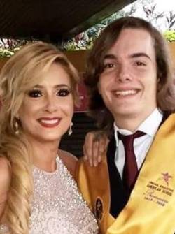 Marián Sabaté junto a su hijo en una image de archivo.