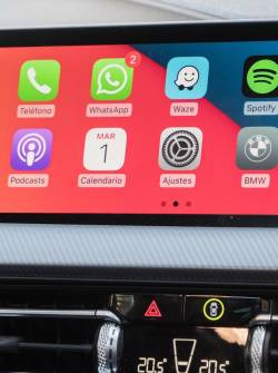 Imagen referencial de uso de apps para usar tu teléfono en el carro.
