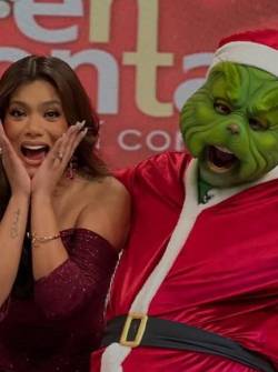 Dora West junto al Grinch en una imagen de archivo.