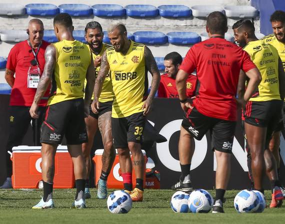 Arturo Vidal (c) bromea con Gabigol (i) y otros de sus compañeros durante la práctica de este jueves en el estadio Capwell.