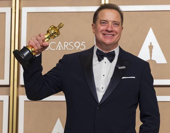 Brendan Fraser posa con su premio Óscar en la sala de prensa de la ceremonia de los Premios de la Academia, en Hollywood (EE.UU.).
