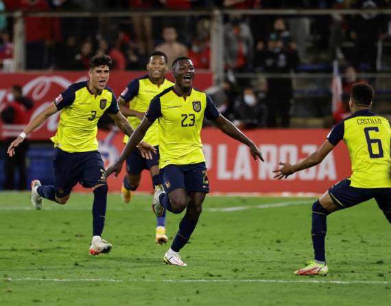 Moisés Caicedo (c.) celebra el segundo gol de la 'Tri'.