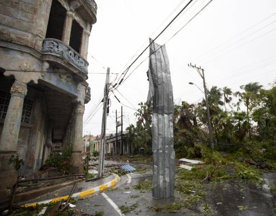 Fotografía de algunos de los destrozos dejados por el paso del huracán Ian, hoy, en Pinar del Río (Cuba).