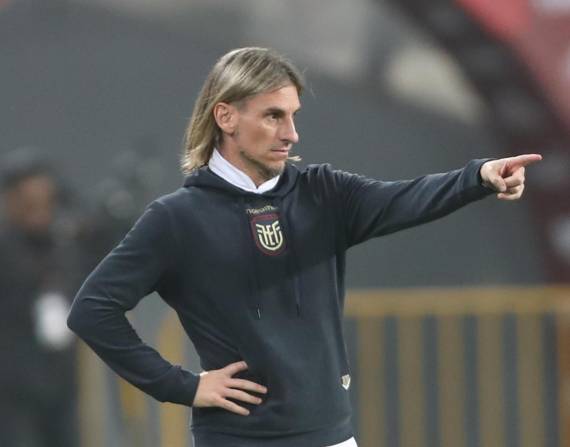 El seleccionador de Ecuador, Sebastián Beccacece, da indicaciones este martes, en un partido por las Eliminatorias Sudamericanas para el Mundial 2026