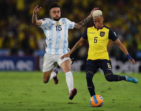 El TAS confirmó que Byron Castillo (d) era elegible para Ecuador, pero también acusó documentación falsa y sancionó a Ecuador con la pérdida de 3 puntos para la próxima eliminatoria y una multa de 100.000 francos suizos.