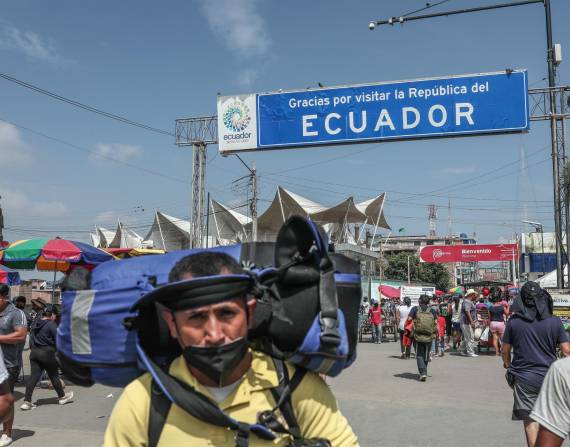 Fotografía del paso fronterizo en la población de Aguas Verdes, en la frontera entre Perú y Ecuador.