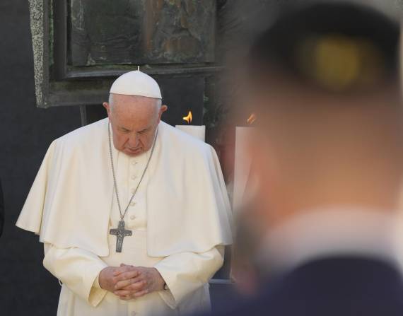 Fotografía de archivo del 13 de septiembre de 2021 del papa Francisco rezando durante un encuentro con miembros de la comunidad judía en Bratislava, Eslovaquia.