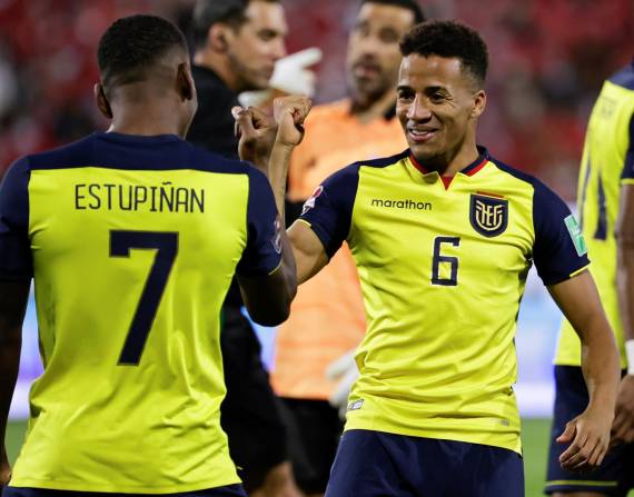 Byron Castillo (d) saluda con Pervis Estupiñán después de un partido de eliminatorias rumbo a Qatar 2022. El lateral derecho no estará en el Mundial.