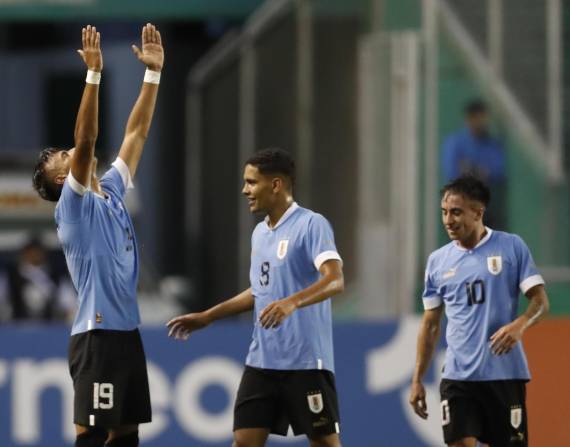 Luciano Rodríguez (i) de Uruguay festeja uno de los dos tantos que le marcó a Venezuela en la goleada por 3-0.