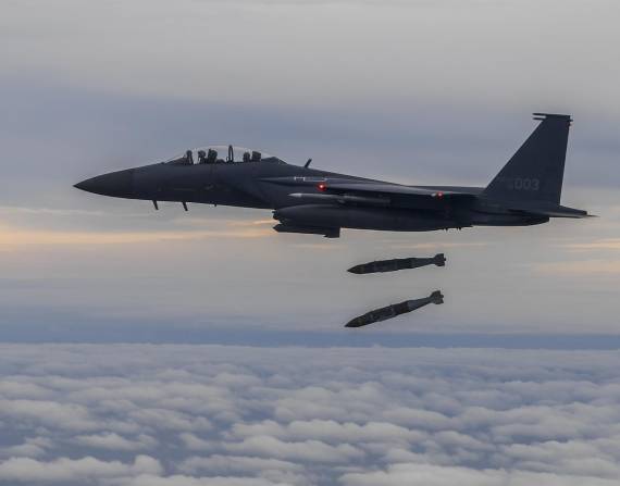 Un F-15K surcoreano lanzando dos bombas de precisión JADAM durante un simulacro, este año.