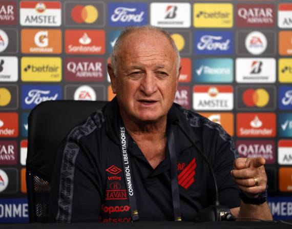 Luiz Felipe Scolari, DT de Atlético Paranaense, durante la rueda de prensa en el estadio de Barcelona SC.