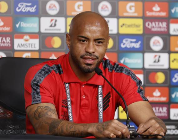 Thiago Heleno, capitán y zaguero del Atlético Paranaense, durante la rueda de prensa en el estadio de Barcelona SC.