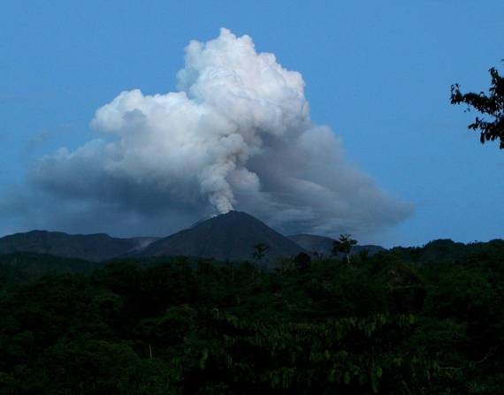 El volcán Reventador de Ecuador, en una fotografía de archivo. EFE/José Jácome