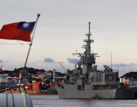 La fragata de la clase Chi Yang de la Armada de Taiwán, Ning Yang (FFG-938), está anclada en un puerto en la ciudad de Keelung, Taiwán.