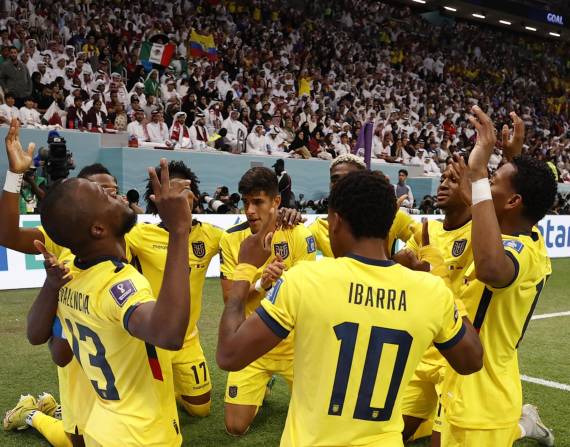 Jugadores de Ecuador celebran un gol de Enner Valencia en el partido inaugural del Mundial de Qatar 2022.