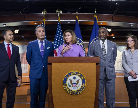 La presidenta de la Cámara de Representantes de EE.UU., Nancy Pelosi (centro), con unos congresistas.