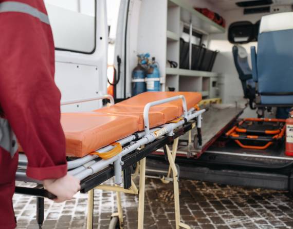 Imagen referencial de la camilla de una ambulancia.