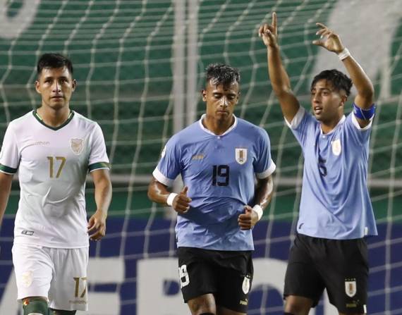 Fabricio Díaz (d) de Uruguay celebra un gol hoy, en un partido de la fase de grupos del Campeonato Sudamericano Sub'20 entre las selecciones de Uruguay y Bolivia en el estadio Deportivo Cali en Cali (Colombia). EFE/ Ernesto Guzmán Jr.