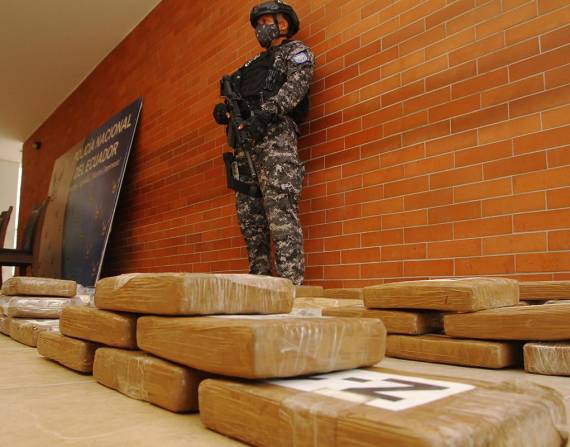 La droga, presunta cocaína según dijo a Efe una fuente oficial, estaba distribuida en 8 maletines hallados en un contenedor de un buque en tránsito por Panamá.
