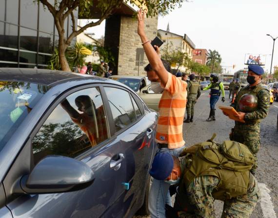 Integrantes de Las Fuerzas Armadas de Ecuador realizan hoy operativos de control en la ciudad de Guayaquil (Ecuador).