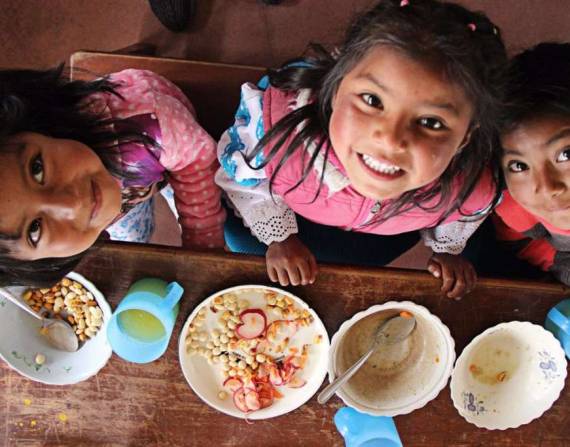 Imagen que muestra a unas niñas comiendo en una escuela del país. Foto: Archivo / WFP