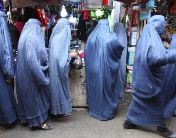 Mujeres con burka en un mercado de Kunduz, en Afganistán