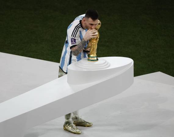 Lionel Messi besa el trofeo de la Copa del Mundo tras la victoria sobre Francia en la final. EFE/ Alberto Estevez
