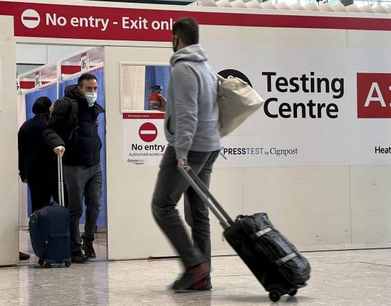 Foto referencial de un pasajero saliendo de un módulo de pruebas de COVID-19 en el aeropuerto de Heathrow en Londres.