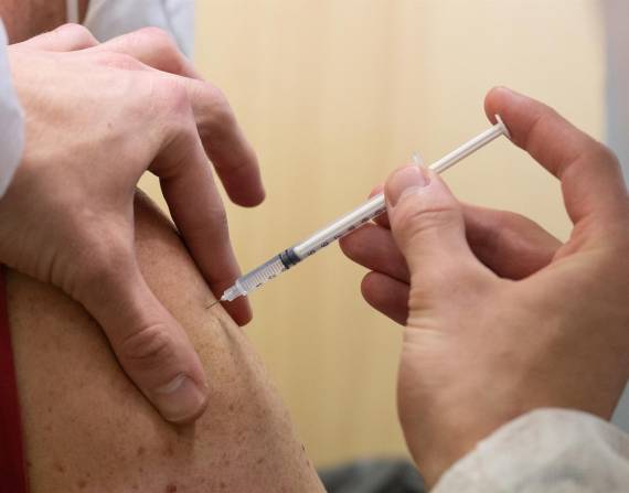 La EMA explicó que estas vacunas bivalentes pueden ampliar la protección frente a diferentes variantes.