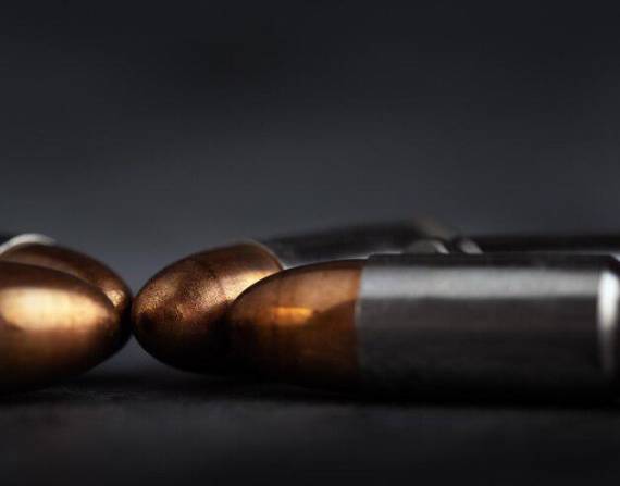 Imagen referencial de balas calibre 9mm como las que fueron encontradas en poder de dos policías sin justificación.
