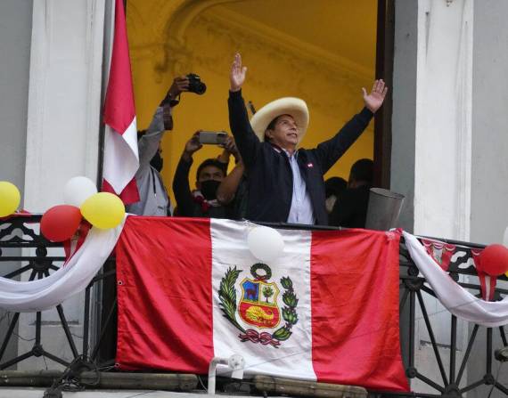 Castillo saluda a sus simpatizantes que festejan los resultados parciales en los que aparece con ventaja sobre Keiko Fujimori.