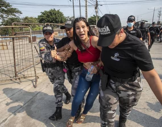 Familiares esperan información de los presos, en las afueras de la penitenciaría Litoral de Guayaquil .