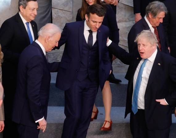 El presidente de EEUU, Joe Biden, el francés Emmanuel Macron y el primer ministro británico, Boris Johnson, a su llegada a la cumbre de la OTAN en Bruselas.