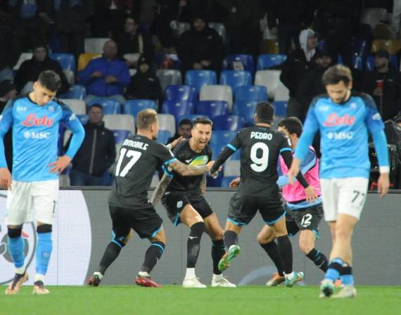 El mediocampista de Lazio Matias Vecino festeja junto a sus compañeros tras marcar el 0-1 ante Nápoli.