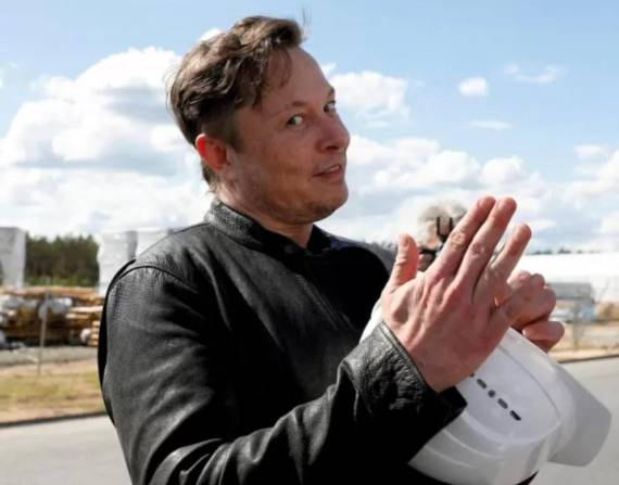 Elon Musk visita la construcción de la gigafábrica de Tesla en Gruenheide, cerca de Berlín, el 17 de mayo de 2021.
