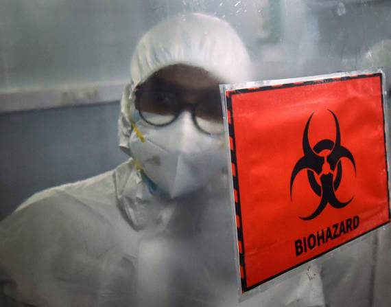 Fotografía de archivo en la que se registró a técnicos de un laboratorio molecular que analiza pruebas de detección del la viruela del mono.